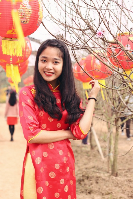 Cô sinh viên năm nhất khá bất ngờ vì năm nay hoa đào nở sớm