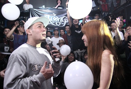 Hồng Nhung nghẹn ngào và bối rối vì hạnh phúc