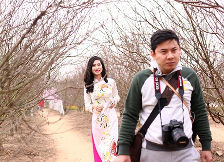  Nhiều cô gái chọn cho mình trang phục áo dài màu sắc nổi bật