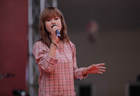 Hot teen, vlogger khuấy động hội chợ giới trẻ - 5 Cô nàng nổi tiếng với những bản cover trên mạng - Kiều Phạm