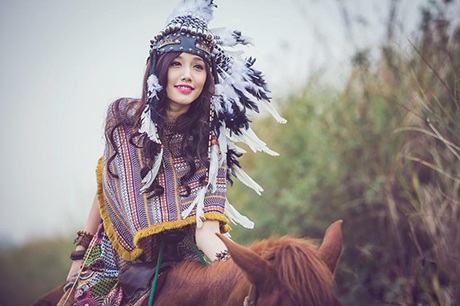 Cô thực hiện bộ ảnh này ở cánh đồng lau sậy ven thành phố