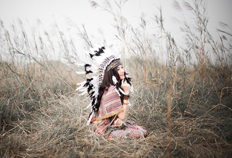 Dù hóa thổ dân nhưng Ngân Búng vẫn toát lên vẻ nữ tính