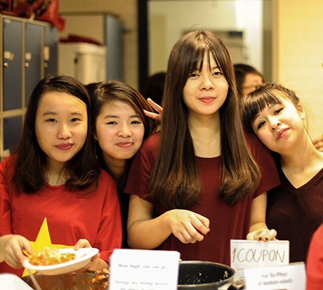 Muôn vẻ thời khắc đón giao thừa của du học sinh Việt khắp thế giới - 2 Màu cờ sắc áo Việt Nam trên phương trời Tây