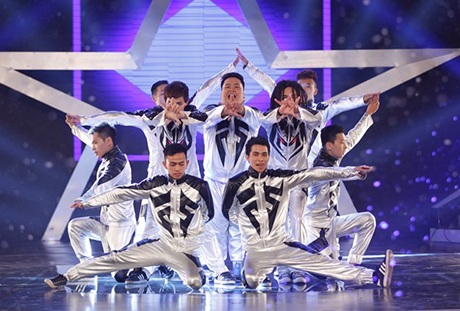 Kho giải thưởng "khủng" của chàng trai Tây Nguyên mê nhảy hiphop - 3 An Anh Phương và nhóm nhảy của mình trên sân khấu Tìm kiếm tài năng Việt 2015.