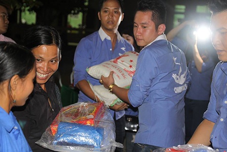 2015 chiếc bánh chưng Tết ấm lòng bệnh nhân nghèo - 3 Anh Phạm Duy Phong trong một chuyến tình nguyện.