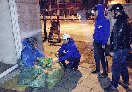2015 chiếc bánh chưng Tết ấm lòng bệnh nhân nghèo - 4 Các thành viên của nhóm phát quà cho người vô gia cư trên địa bàn Hà Nội.