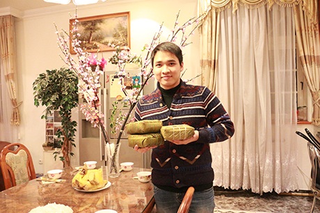 Du học sinh tại Ninh Đức Hoàng Long,Hungary khoe những chiếc bánh chưng được gói tặng.