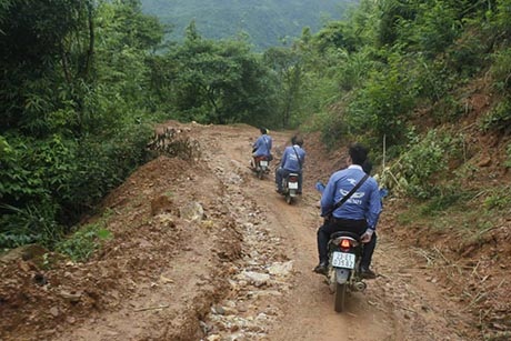 2015 chiếc bánh chưng Tết ấm lòng bệnh nhân nghèo - 5 Hành trình đến với bản nghèo vùng cao đầy vất vả của nhóm.