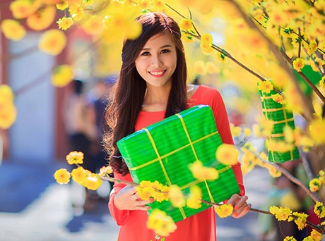 Cô nàng háo hức hòa mình vào không khí đón xuân.