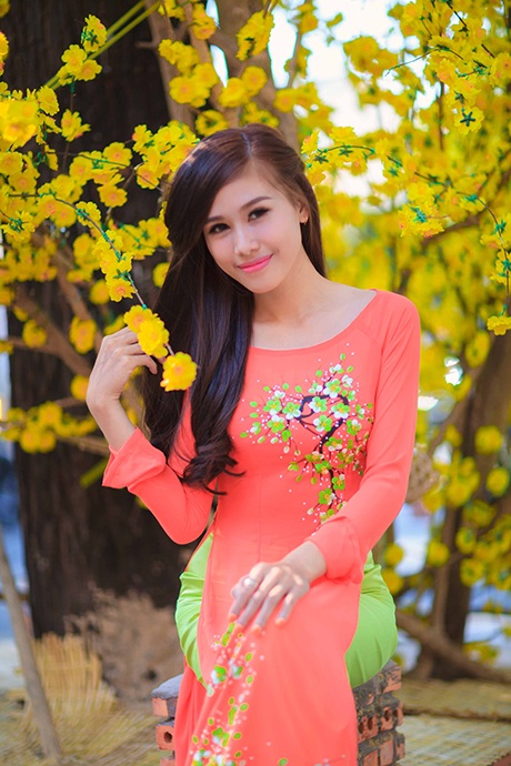 Cô nàng háo hức hòa mình vào không khí đón xuân.