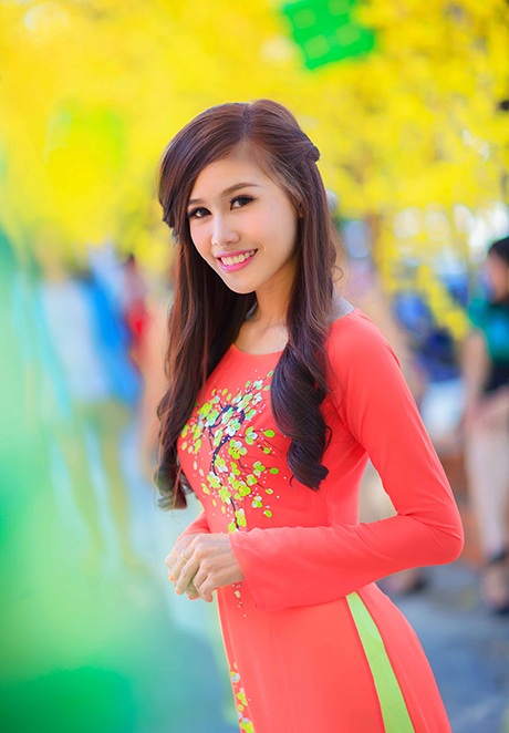 Út Phương nổi bật trên phố với tà áo dài họa tiết hoa đào.