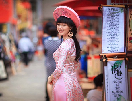 Cô nàng vừa làm make up vừa là người mẫu ảnh.