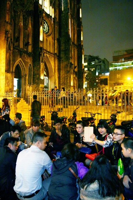 Hàng ngàn bạn trẻ chăm chú theo dõi màn trình diễn pháo hoa tại khu vực Hồ Gươm