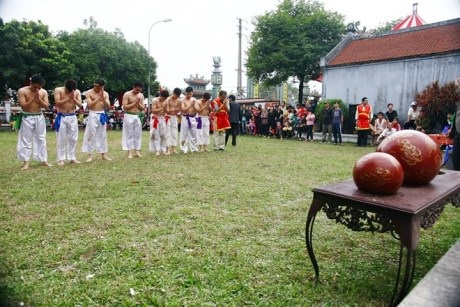 Trước khi vào trận, các đấu thủ làm nghi lễ cúi chào thành hoàng làng