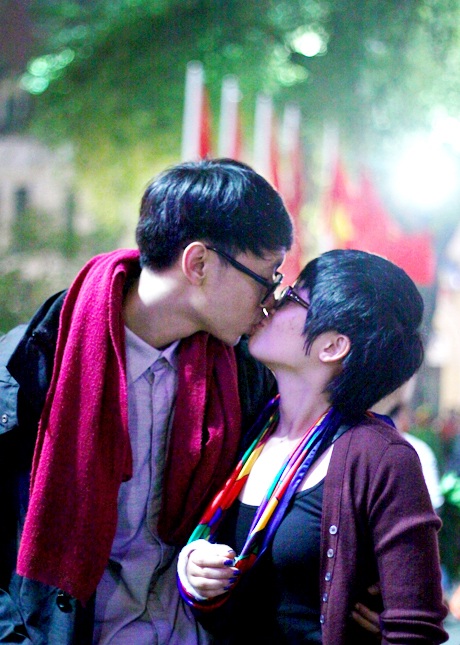 Đôi tình nhân trao nhau nụ hôn hạnh phúc trong khoảnh khắc chuyển giao giữa năm cũ sang năm mới