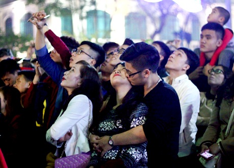 Hàng ngàn bạn trẻ chăm chú theo dõi màn trình diễn pháo hoa tại khu vực Hồ Gươm