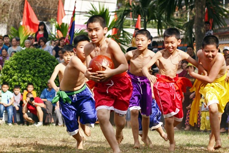 Ở lứa tuổi dưới 15, các em cùng tranh vật quả cầu loại 5kg.