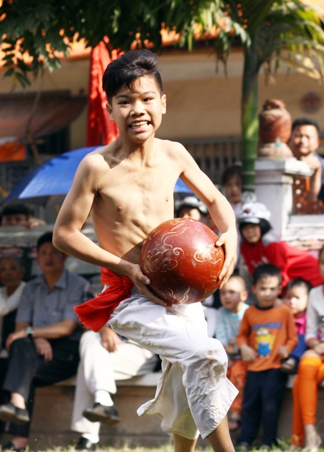 Ở lứa tuổi dưới 15, các em cùng tranh vật quả cầu loại 5kg.