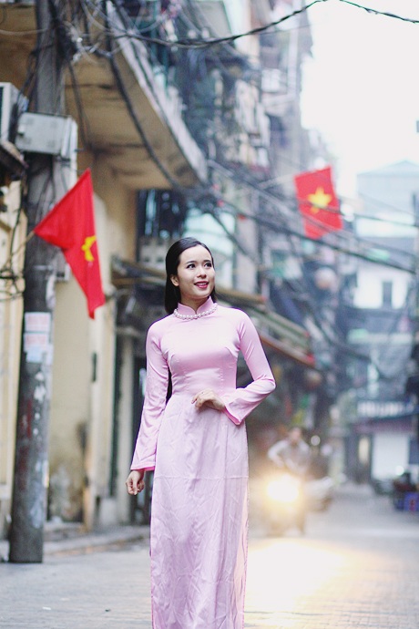 Sáng mùng 1 Tết Ất Mùi, cô thực hiện bộ ảnh “xông đất” khu phố cổ Hà Nội.