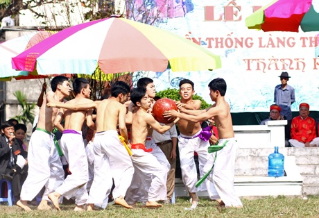 4 đội thi, mỗi đội gồm 2 người cùng nhau tranh khối cầu làm từ gỗ mít để đưa về hố của đội mình