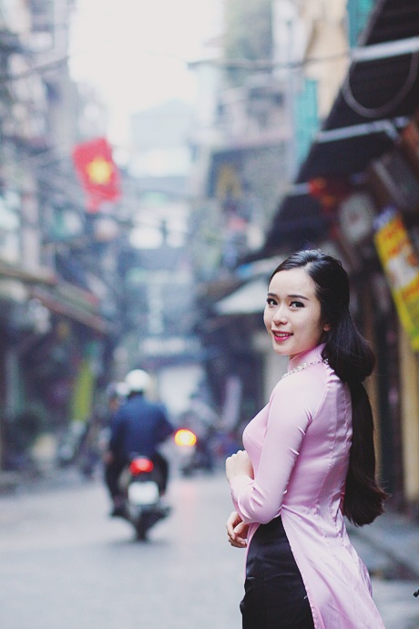 Sáng mùng 1 Tết Ất Mùi, cô thực hiện bộ ảnh “xông đất” khu phố cổ Hà Nội.