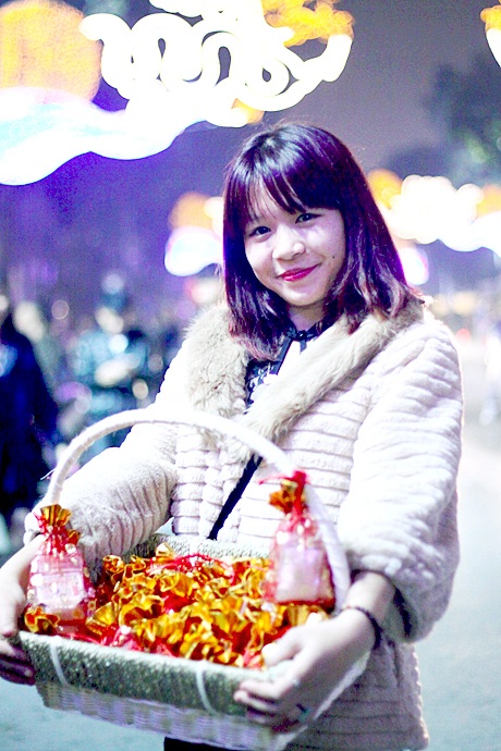 Một cô gái xinh đẹp bán muối lấy lộc đầu năm