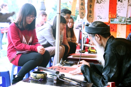 Các gian hàng ông đồ san sát nhau