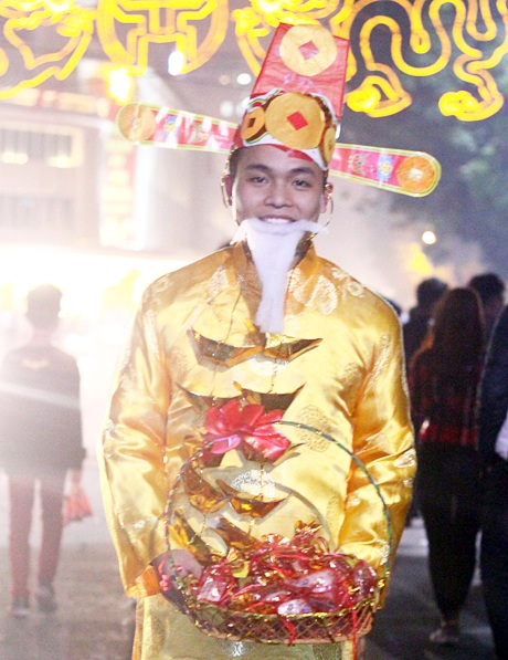 Một cô gái xinh đẹp bán muối lấy lộc đầu năm