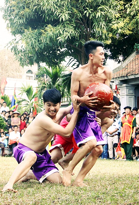 Trang phục thi đấu của các đội thi là quần đồng phục và dải đai màu