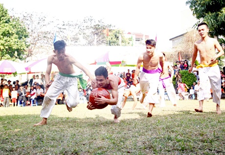 Trang phục thi đấu của các đội thi là quần đồng phục và dải đai màu