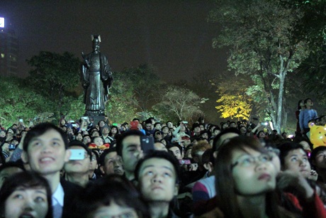 Hàng ngàn bạn trẻ chăm chú theo dõi màn trình diễn pháo hoa tại khu vực Hồ Gươm