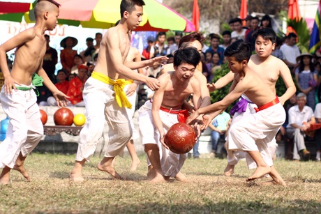 Thanh niên Hà thành hết mình trong lễ hội vật cầu