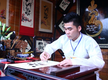 Các gian hàng ông đồ san sát nhau