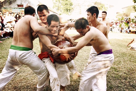 Trang phục thi đấu của các đội thi là quần đồng phục và dải đai màu