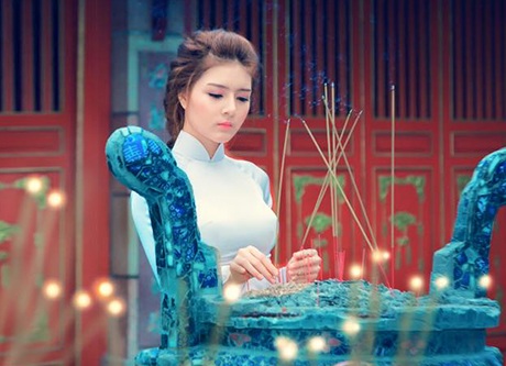 Hot girl Lilly Luta tinh khôi áo dài trắng đi lễ chùa - 1 Lilly mặc áo dài trắng giản dị đi chùa cầu an