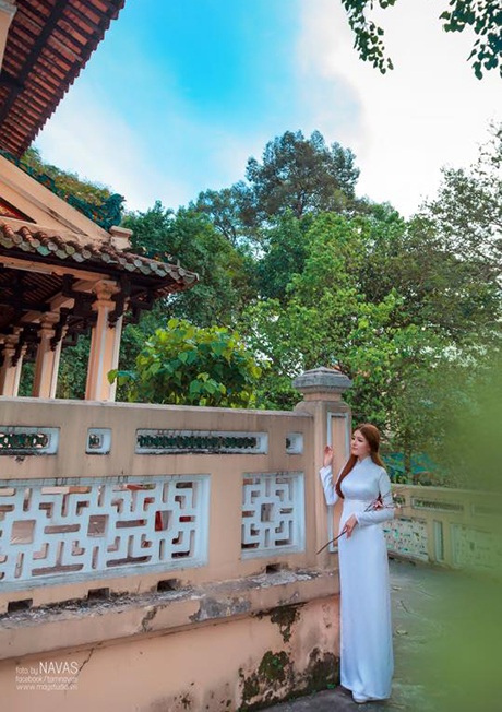 Hot girl Lilly Luta tinh khôi áo dài trắng đi lễ chùa - 3 Những ngày cuối năm, không gian chùa chiền mang lại sự thanh thản trong lòng người