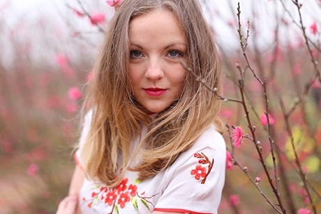 Bên hoa xuân, y phục và vẻ đẹp của Eva càng thêm rực rỡ