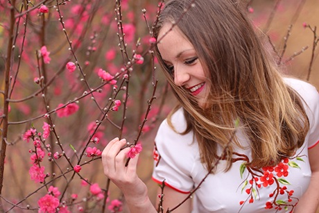 Bên hoa xuân, y phục và vẻ đẹp của Eva càng thêm rực rỡ