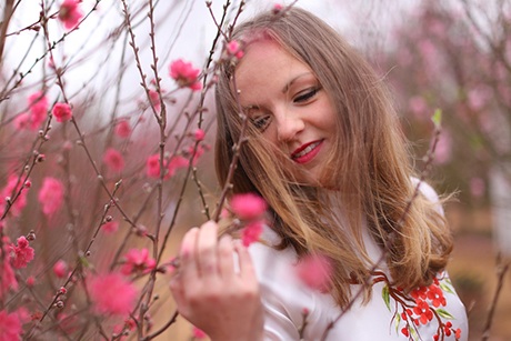 Bên hoa xuân, y phục và vẻ đẹp của Eva càng thêm rực rỡ