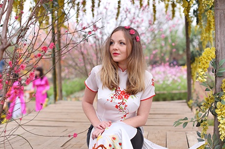 Bên hoa xuân, y phục và vẻ đẹp của Eva càng thêm rực rỡ