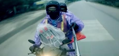 Clip tình yêu lãng mạn của cặp đôi mê phượt - 2 Hình ảnh ấn tượng trong clip của cặp đôi mê phượt đang được dân mạng chia sẻ
