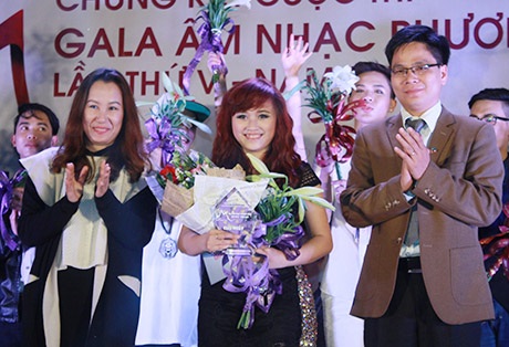 Cô gái Lê Thị Thu An hạnh phúc khi nhận giải Nhất cuộc thi