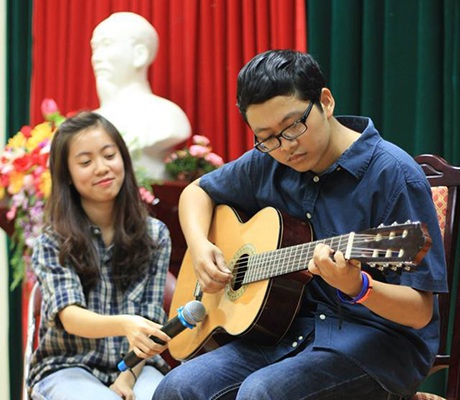 Chàng thủ lĩnh 9X của chi đoàn 100 sinh viên tài năng - 2 Quốc Chinh chơi đàn guitar trong một chương trình văn nghệ sinh viên