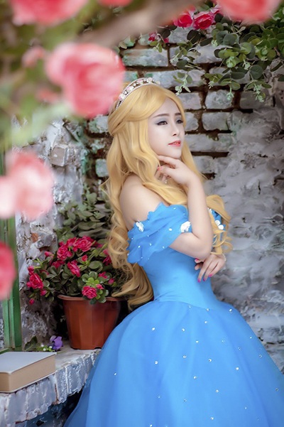 "Công chúa" cosplay Việt đẹp lộng lẫy với hình ảnh nàng Lọ Lem - 6 Chi còn đầu tư may thêm quần áo cho các nhân vật phụ diễn để bộ ảnh thêm phần sinh động.