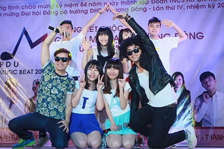 Khách mời - ca sĩ Justa Tee đốt cháy sân khấu ĐH Phương Đông