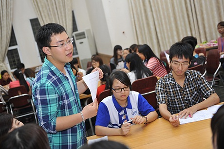 "Khi tuyển dụng, các CEO có coi trọng hình thức bạn trẻ?" - 1 Các bạn sinh viên chia nhóm thảo luận về các vấn đề xung quanh việc tuyển dụng và rèn luyện kĩ năng