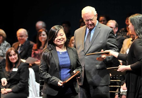 Trang nhận thành tích sinh viên học tập xuất sắc nhất tại trường Suffolk University
