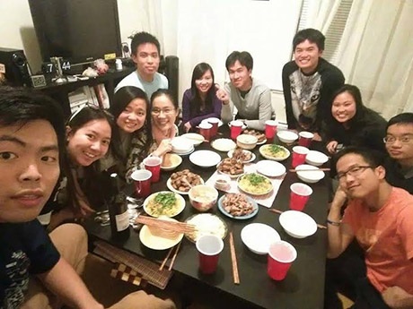 Trang cùng bạn bè Việt Nam trong một bữa tiệc thân mật tại Mỹ