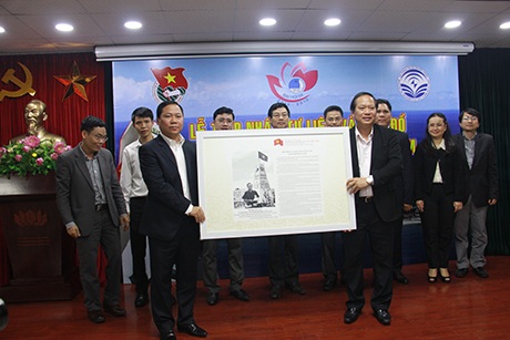 Hà Nội: Đoàn viên được tận mắt chứng kiến bộ bản đồ và tư liệu Hoàng Sa, Trường Sa