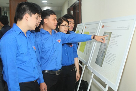 Thanh niên Thủ đô tham quan, nghiên cứu các tư liệu được trưng bày